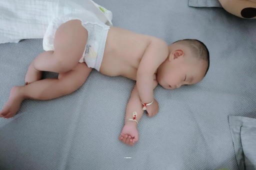 凤城几个月宝宝会抬头